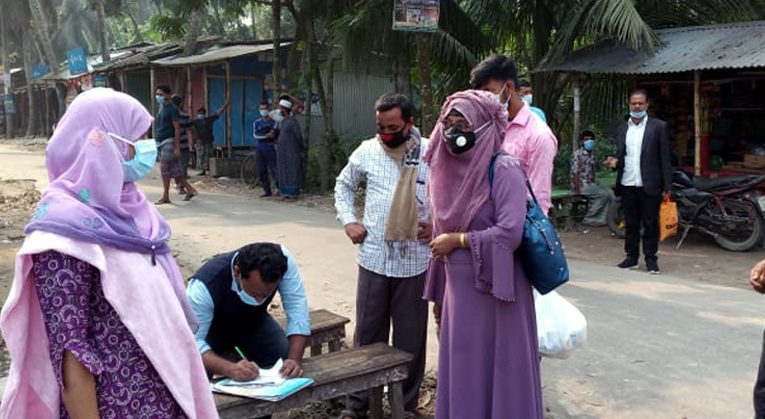 ফরিদগঞ্জে ২৪ ঘন্টায়  মাস্ক ব্যবহার না করা ও সড়ক পরিবহন আইনে ভ্রাম্যমাণ আদালতের ২৯ মামলা